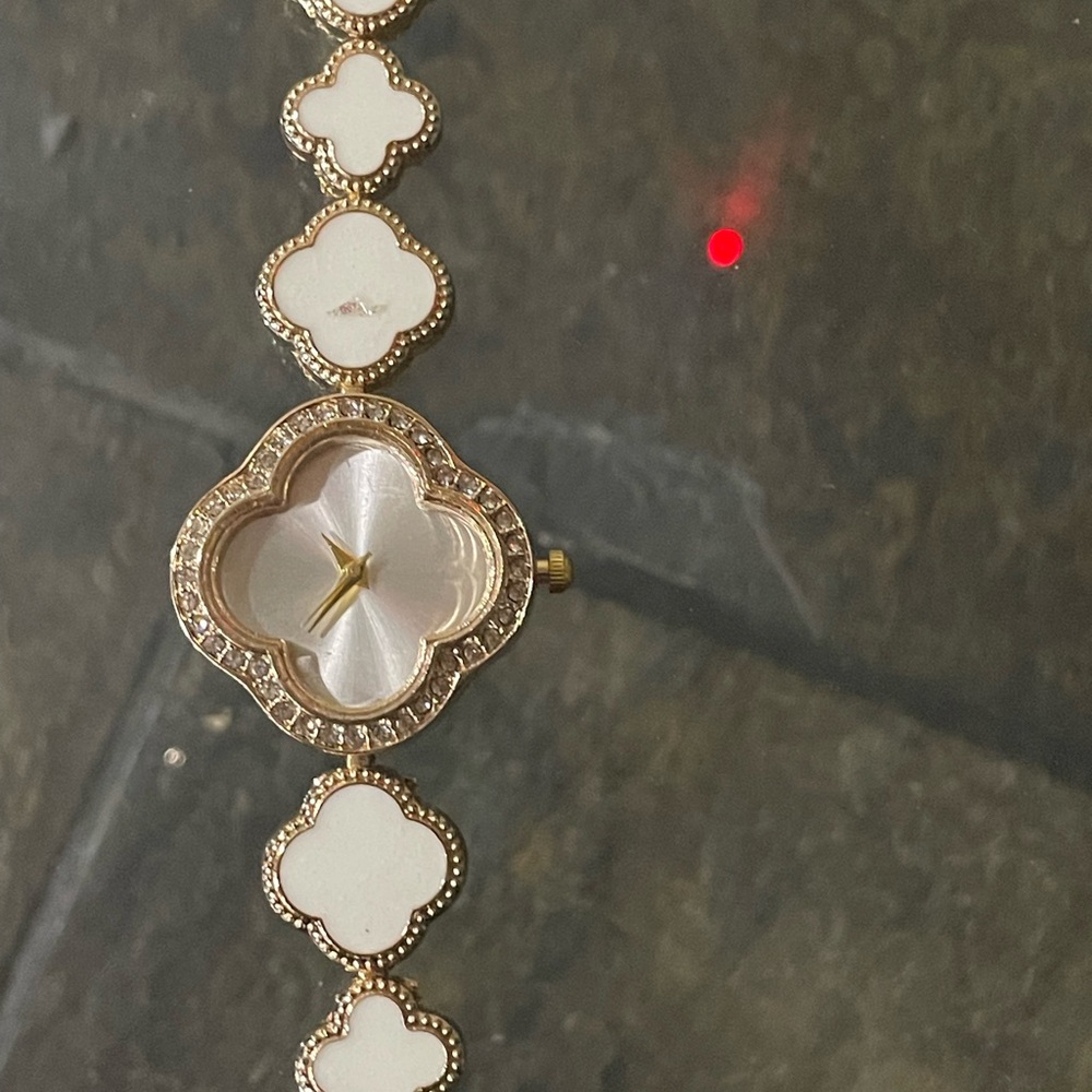 Elegant Gold and White Watch clover design - Picture 4 of 6